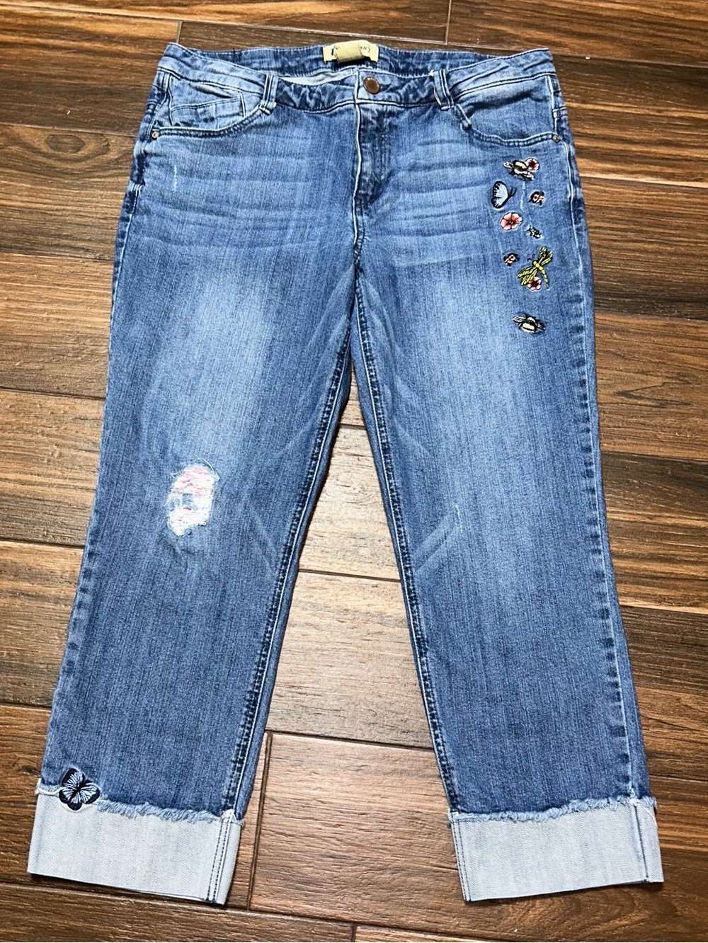 Democracy Women’s “Flex”-cellent Cuffed Cropped Jeans Butterfly Embroidered 12